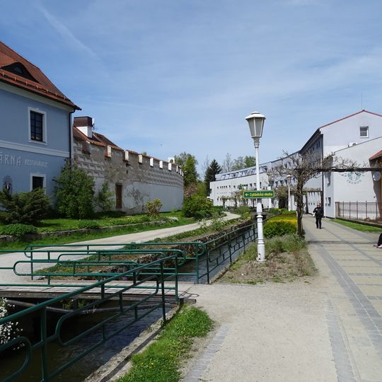 Lávka přes Zlatou stoku za domem čp. 11 v Třeboni
