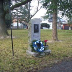 Pomník padlému Josefu Korešovi v parku v Olivově ulici v Říčanech