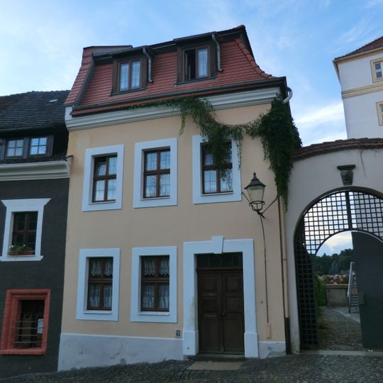 Wohnhaus in geschlossener Bebauung, Eckhaus mit Schwibbogen zum Vogtshof Karpfengrund 9