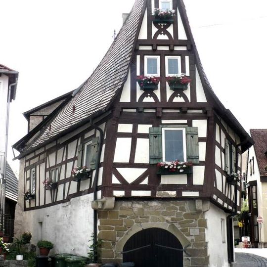 Schiefes Haus