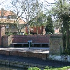 Plantsoen Burchtplein, gedenkbank met pergola's