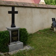 Pamětní kříž na hřbitově u kostela svatého Marka v Sušanech