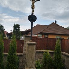 Kříž v ulici nad kostelem