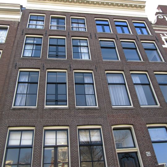 Huis met gevel onder rechte lijst en rondbogige dakkapel