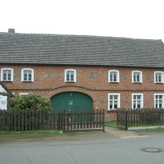 Bauernhof mit Wohnhaus und zwei Seitengebäuden Dorfaue 31