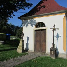 Kříž před kaplí v Řemenově