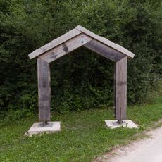 Kunstwerk Holzhaus mit Steindach