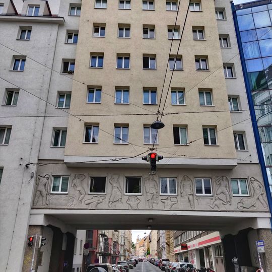 Gemeindebau Stollgasse 1