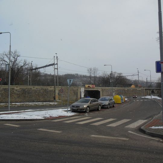 Železniční most přes ulici Za potokem v Roztokách