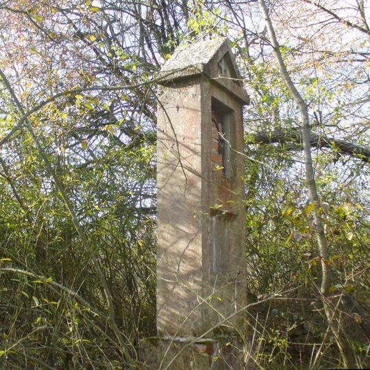 Kaplička u polní cesty severozápadně od Chcebuzi