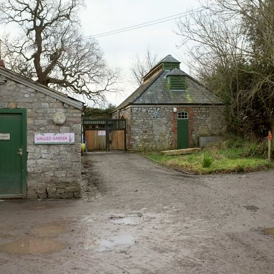 Hollywood Tower And Attached Stable, Wall, Kennels And Piers