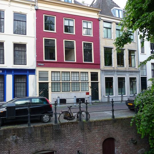 Pand met gevel met getande kroonlijst