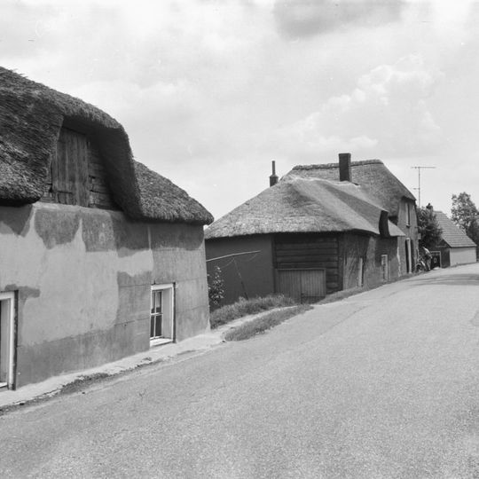 Gepleisterd boerderijtje onder rieten wolfdak