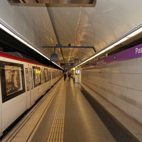 Barcelona Metro line 2