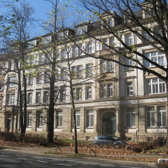 Verwaltungsgebäude und Mietshaus in geschlossener Bebauung mit Vorgarten; Straße der Nationen 67; 69