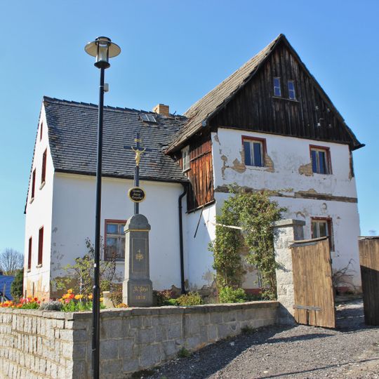 Dreiseithof mit Wohnstallhaus, zwei Seitengebäuden sowie Betkreuz Ringstraße 4