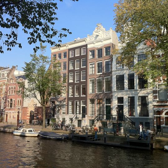 Pand met gevel, onder rechte lijst met consoles