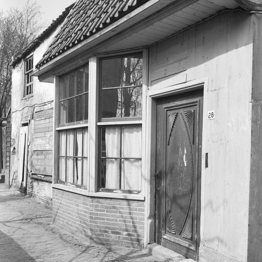 Pandje onder overstekend dwars zadeldak