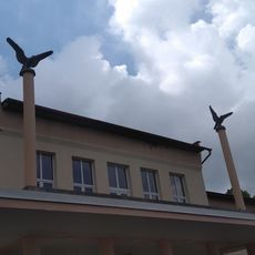 Sloupy se soškami sokolů u sokolovny v Žďáru nad Sázavou