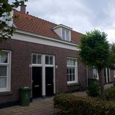 Rij van twaalf voormalige diaconiewoningen in traditionele bouwstijl