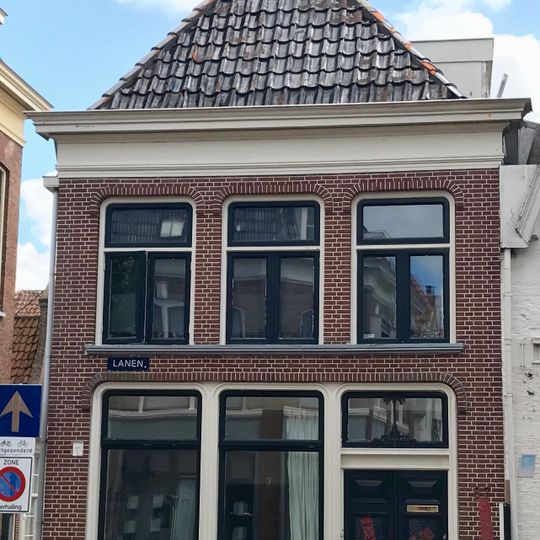 Hoekpand onder tentdak met twee door borden gedekte topschoorstenen