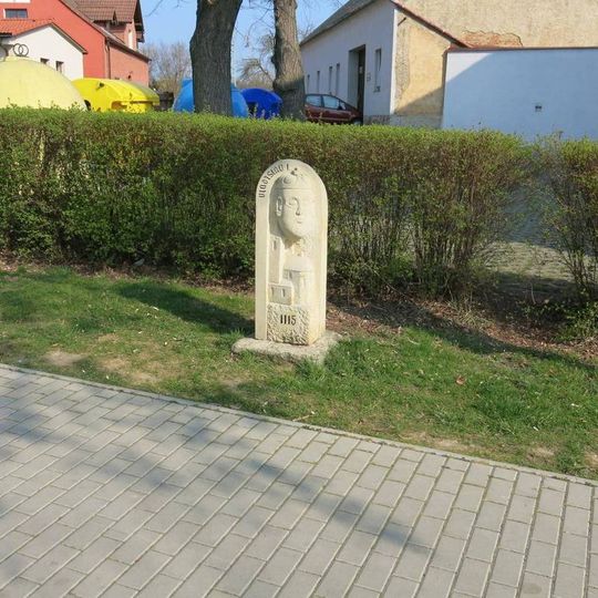 Pomník Milník času Vladislava I. v Husově ulici v Kladrubech