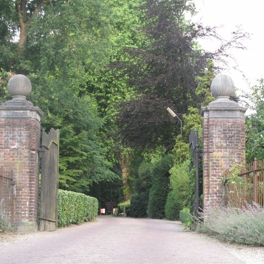 Landgoed Middachten: tuinmuur met toegangspoort en twee kabinetten