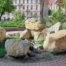 Plastika Dávné znění v botanické zahradě v Brně