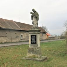 Socha svatého Jana Nepomuckého na rozcestí v Rejšicích