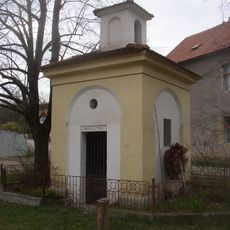 Kaplička s pamětní deskou v Blevicích