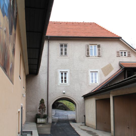 Wohnhaus und Wirtschaftsgebäude