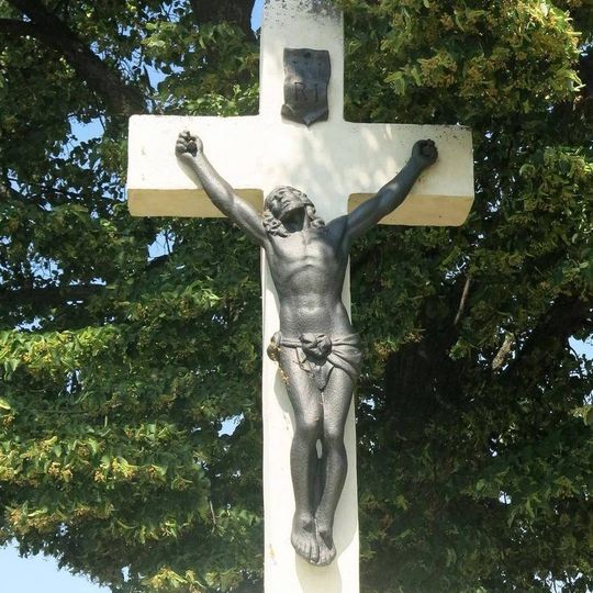 Kříž na rozcestí ulic Šípková a Školní v Dolínku