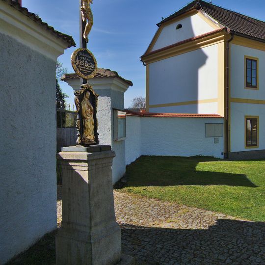 Kříž ve Věžné u kostela