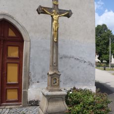 Kříž u kaple sv. Františka z Assisi v Louce