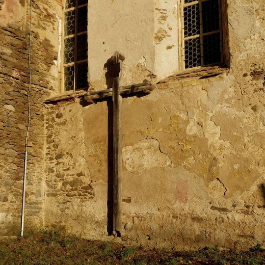 Dřevěný kříž u kostela v Kozlově