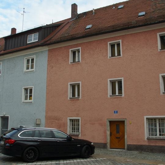 Wohn- und Geschäftshaus, ehemals zum Stift Obermünster gehörig