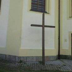 Kříž u zdi kostela v Nečtinech