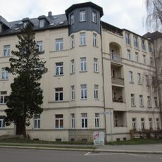 Mietshaus in geschlossener Bebauung in Ecklage mit Vorgarten Paul-Jäkel-Straße 9