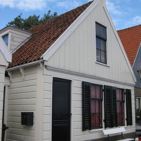 Houten huis houtskelet. Uitwendig aspect, met puntvormig voorschot, in hoofdzaak 19e-eeuws