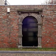 Gebeeldhouwd natuurstenen poortje