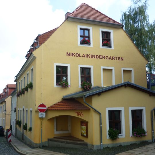 Kleinkinder-Bewahr-Anstalt, nach rechts freistehend mit kleinem Anbau mit Nische Große Wallstraße 16