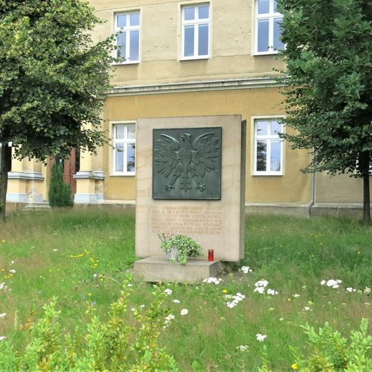 Pomník osvobození u školy v Mikulášovicích