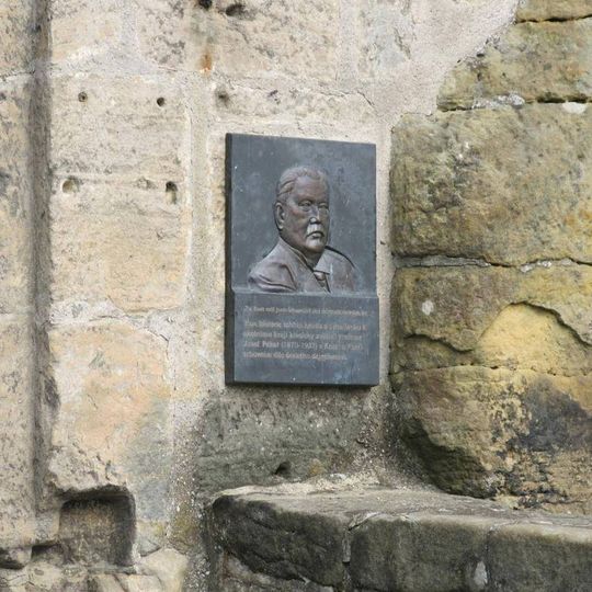 Pamětní deska Josefa Pekaře u brány do hradu Kost