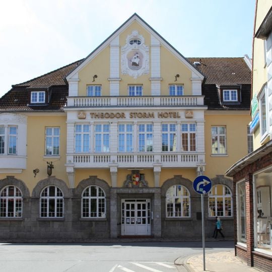 Ehemalige Westbank mit Einfriedung