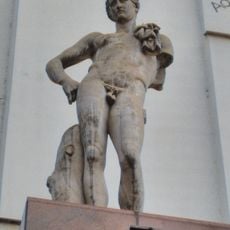 Socha na zdi v Lannově ulici v Praze