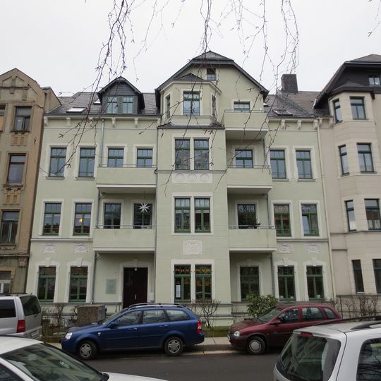 Mietshaus in geschlossener Bebauung mit Vorgarten Kochstraße 45
