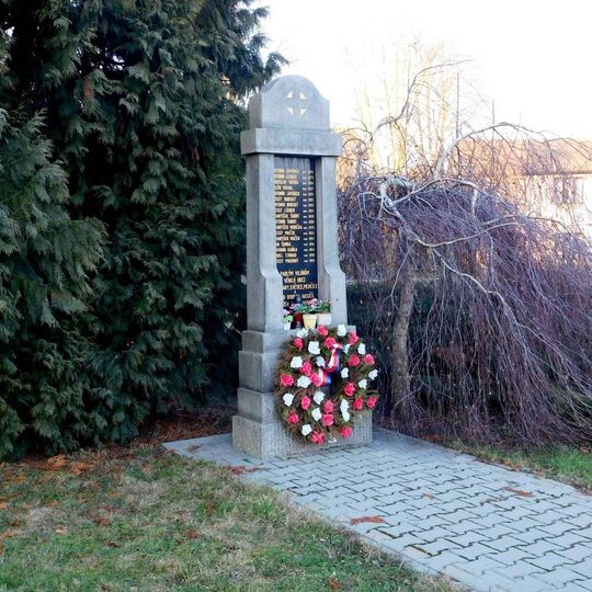 Pomník padlým na návsi ve Všestarech