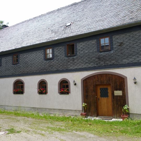 Wohnstallhaus und winklige Scheune eines Bauernhofes Goldbacher Straße 45