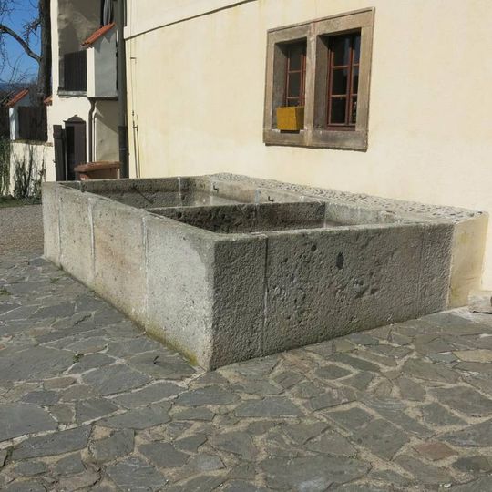 Kamenná nádrž na vodu ve františkánském klášteře v Kadani