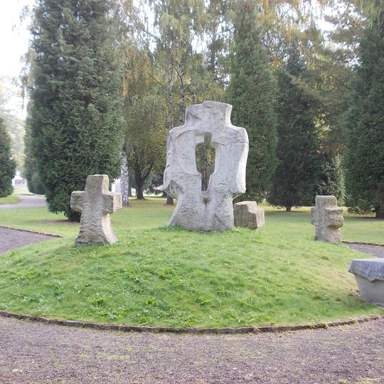 Památník v Parku smíření u františkánského kláštera v Hostinném